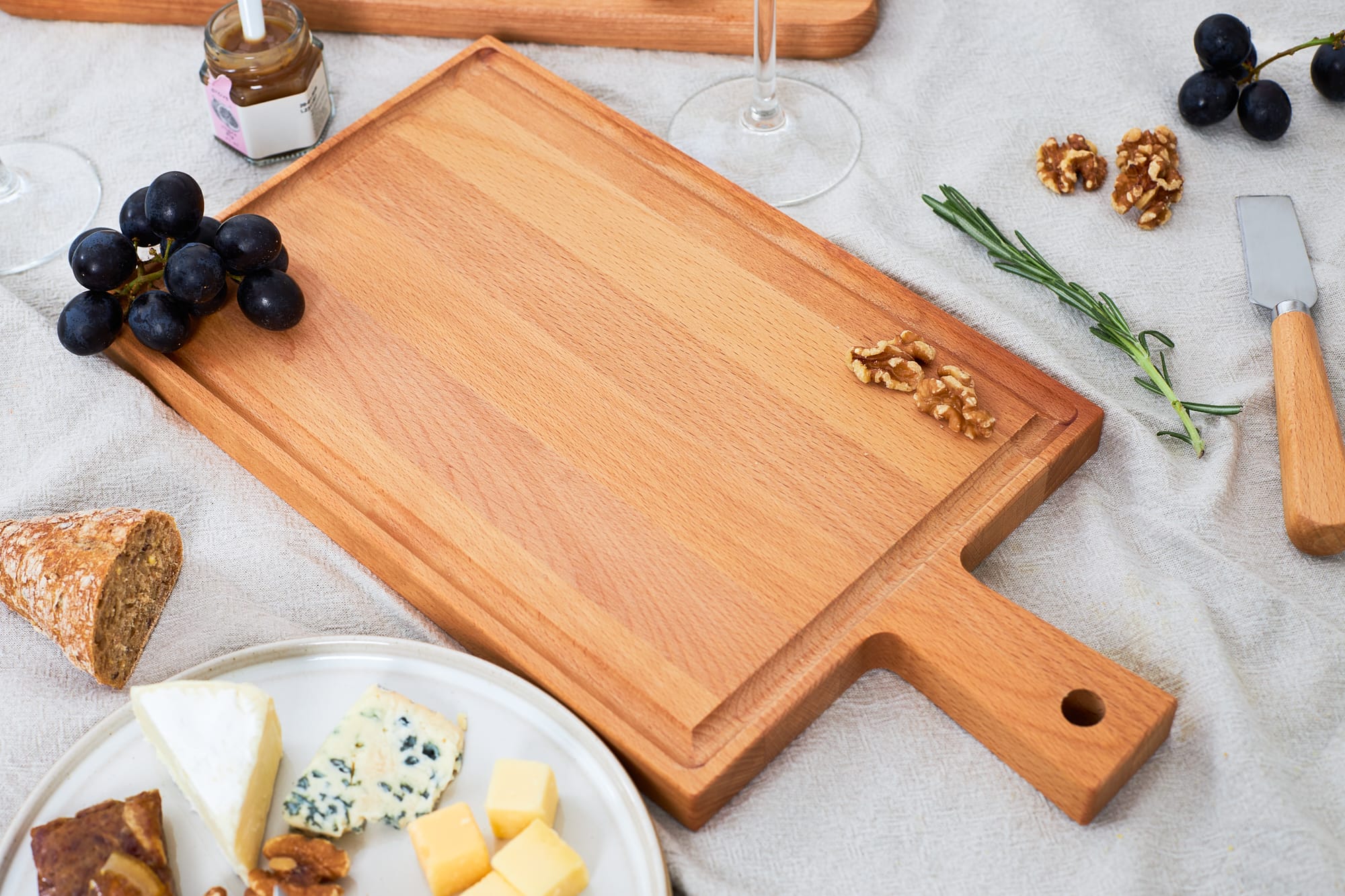 Borrelplank met handvat, gedekt met kaas en druiven